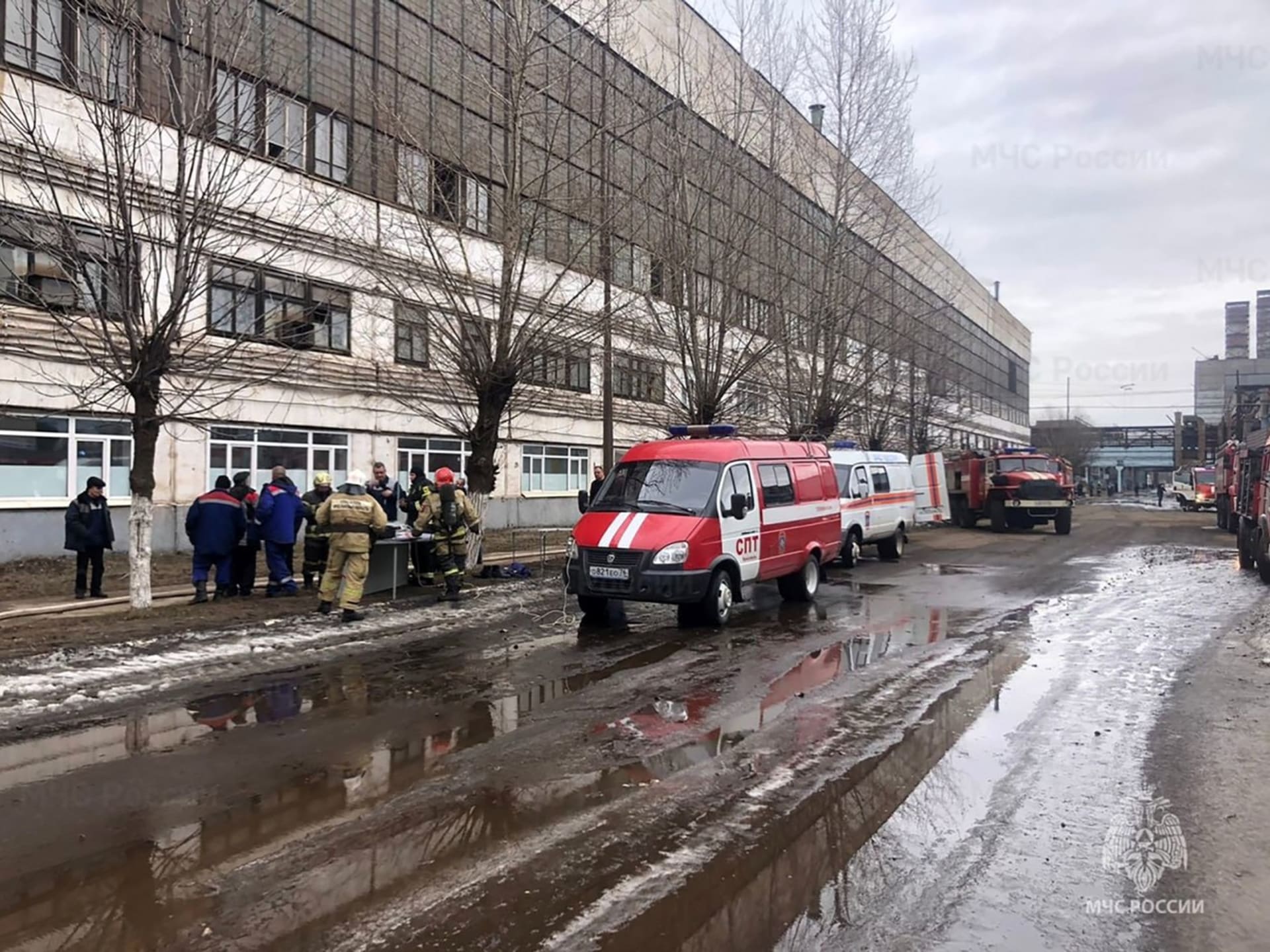 V ruské Jaroslavli hoří továrna na motory pro balistické střely.