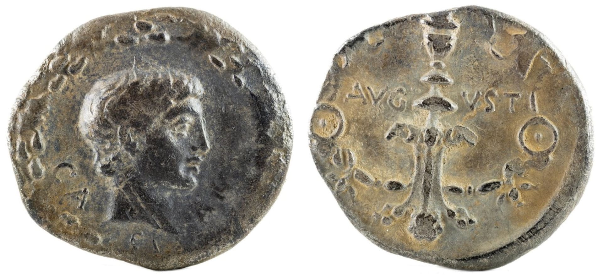 Stříbrný denár s portrétem Julia Caesara