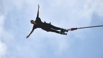 Záběry hrůzy na bungee jumpingu: Muže vystrčili, když se přetrhlo lano, byl už v bezvědomí