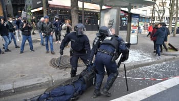 Při protestech ve Francii bylo zraněno přes sto policistů. Lidé na ně házeli dlažební kostky 
