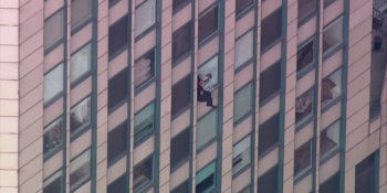 Scéna jako z akčního filmu: Mladík hrozil, že skočí z mrakodrapu. Policista riskoval život