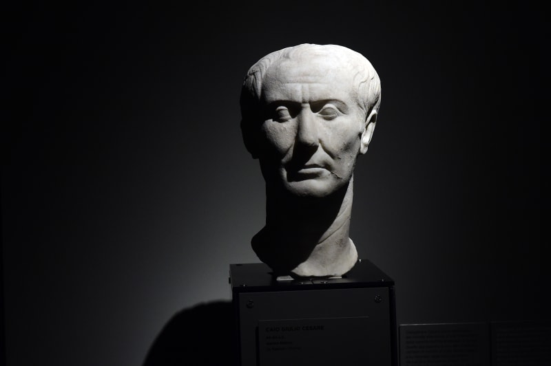 Tusculská busta zobrazující Julia Caesara