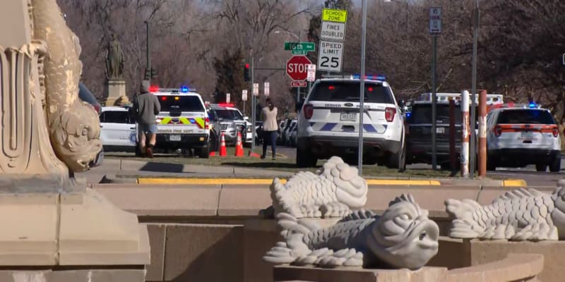 Nezletilý útočník na škole v Denveru postřelil dva zaměstnance, je na útěku. 
