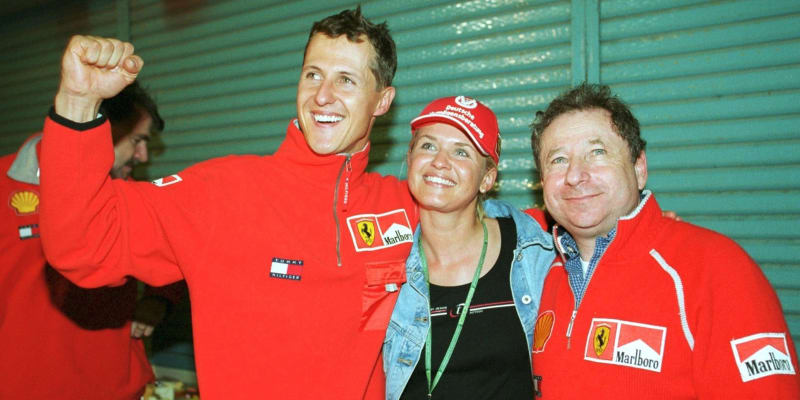 Michael Schumacher s manželkou Corinnou. Na fotografii je ještě bývalý šéf Ferrari Jean Todt.