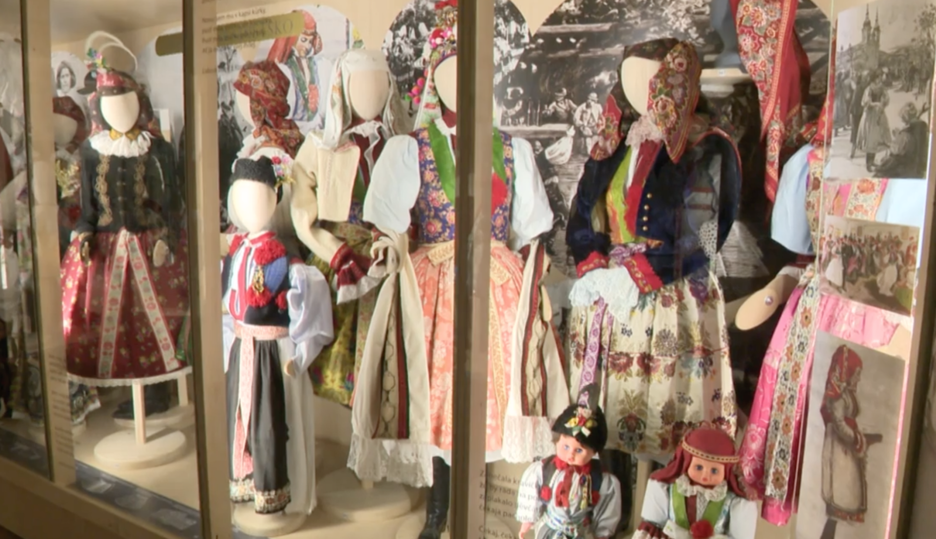 Muzeum Ostrov lidových krojů nabízí k prohlédnutí tisíce šatů.