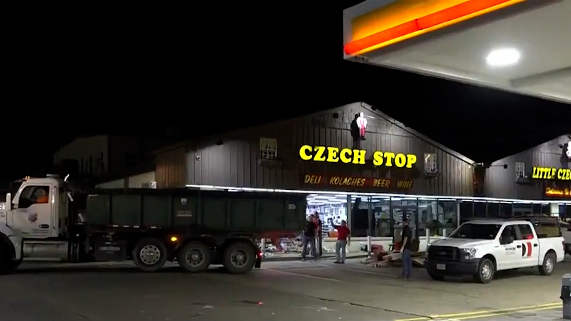 Žena tam chtěla zaparkovat, místo toho však projela výlohou obchodu Czech Stop, který prodává české lahůdky.