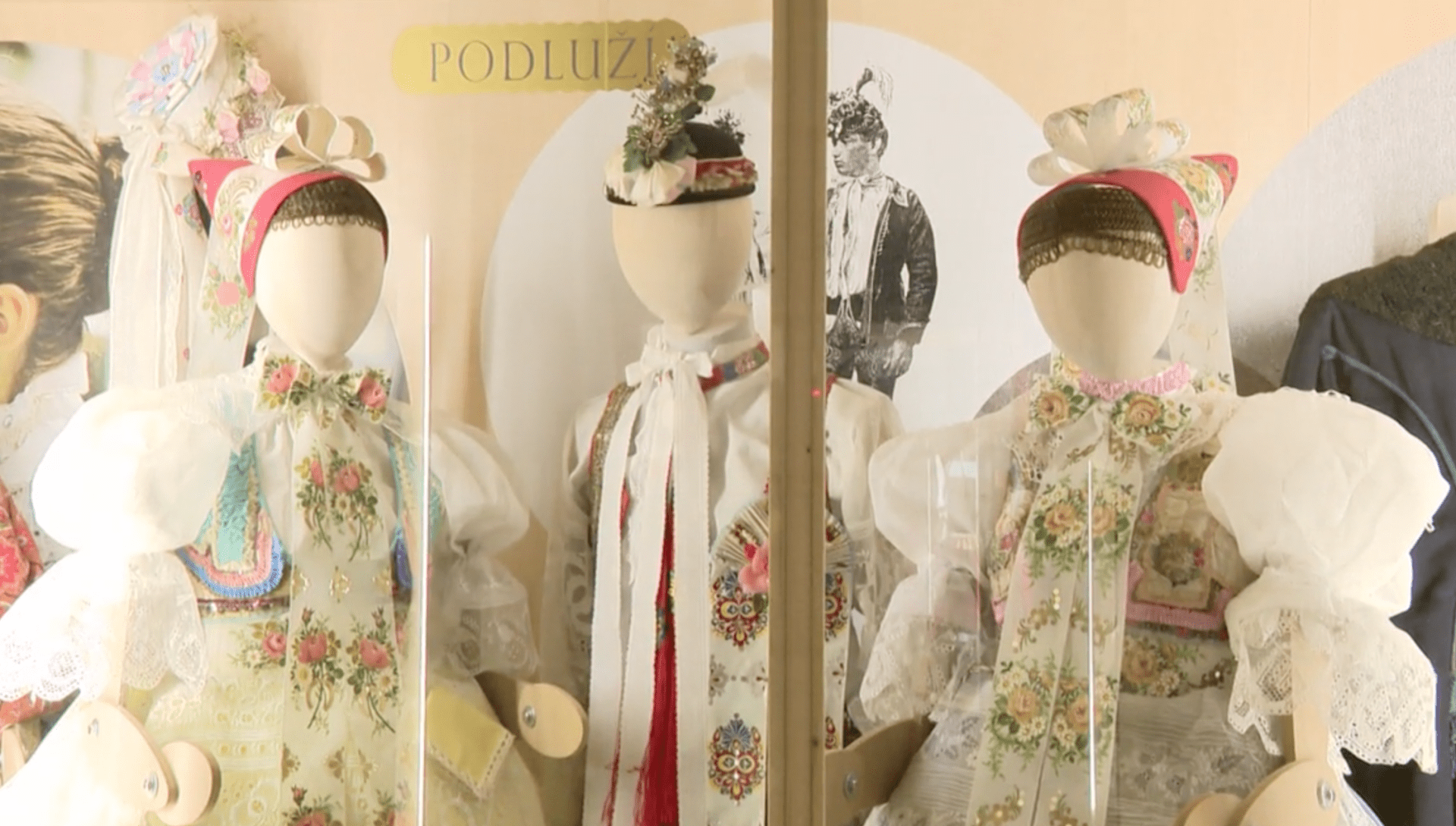 Exponáty v Muzeu Ostrov lidových krojů pochází ze všech koutů Česka.