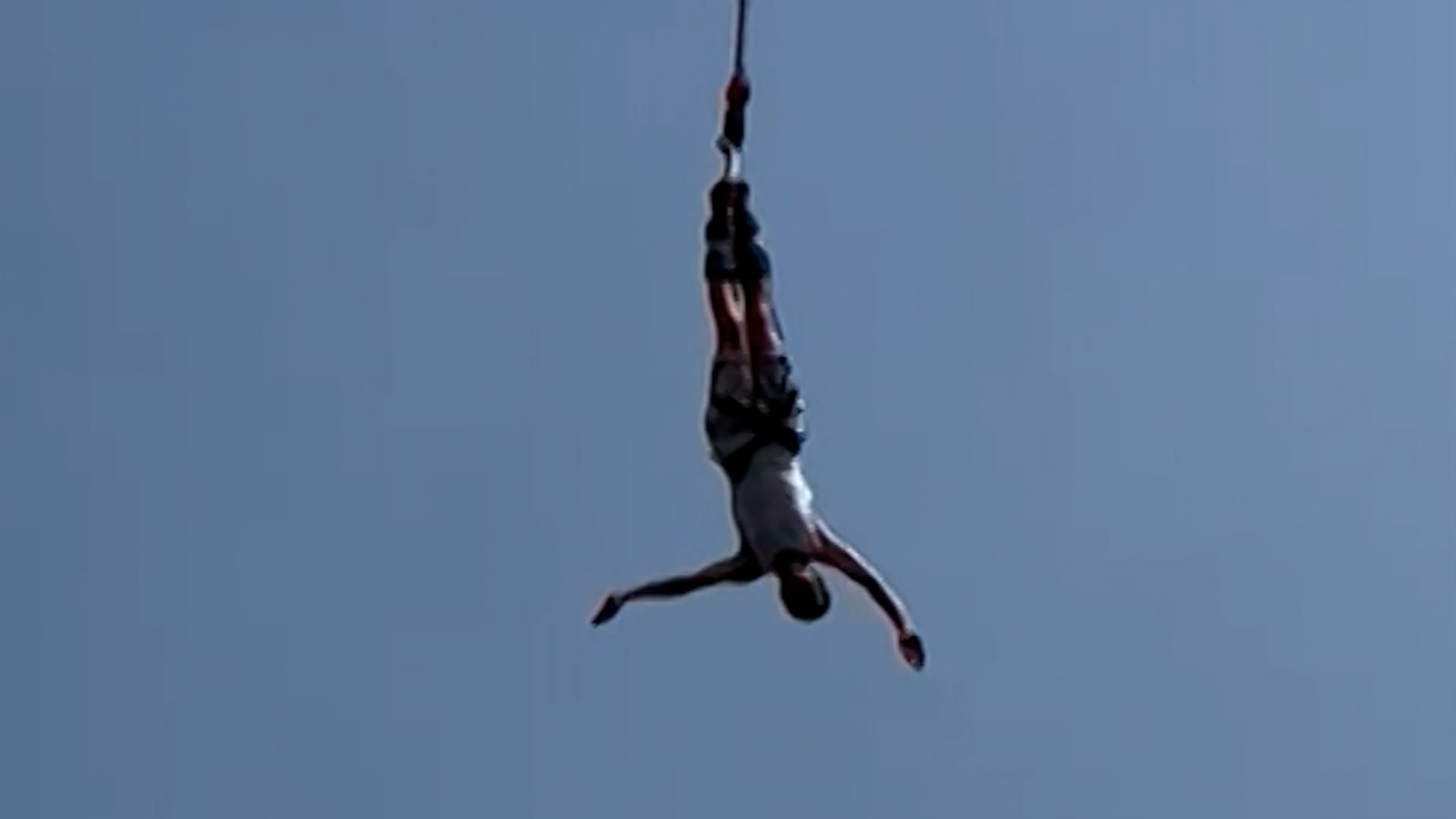 Záběry hrůzy na bungee jumpingu