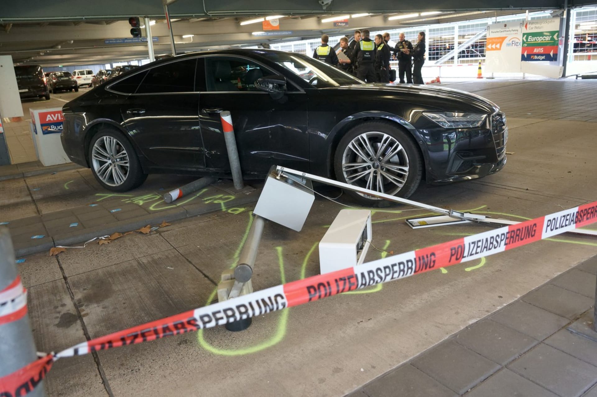 Na letišti Kolín nad Rýnem/Bonn najel muž automobilem do několika lidí.