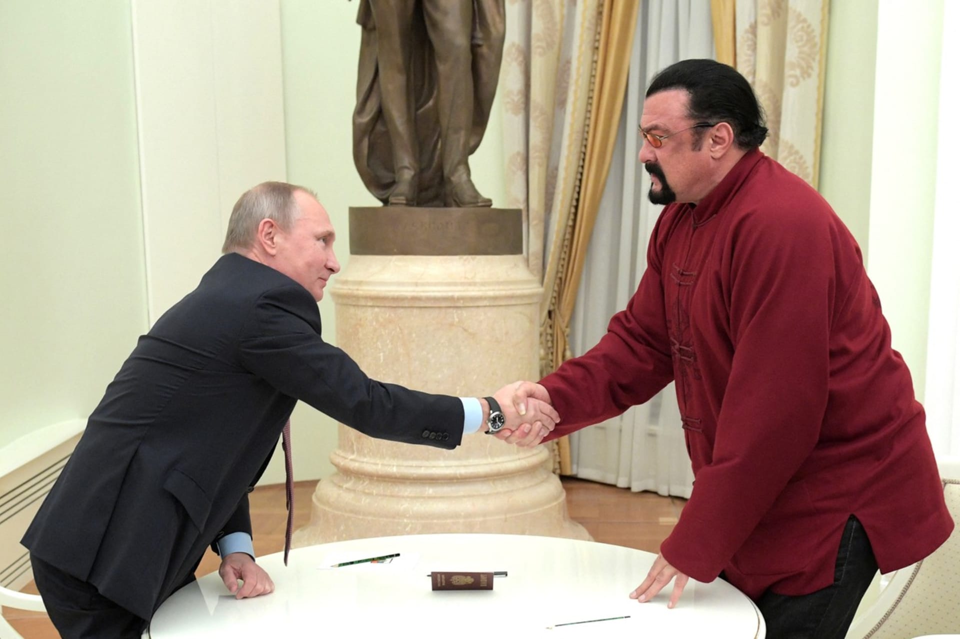 Vladimir Putin a Steven Seagal v roce 2016