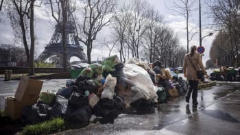 Protesty ve Francii OBRAZEM: Země se topí v odpadcích, vláda odmítá tlaku ulice ustoupit