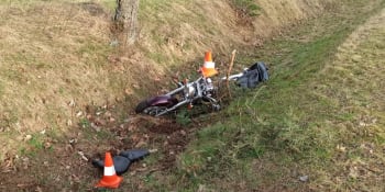 Smrtelná nehoda na Jindřichohradecku. Motorkář nezvládl řízení a naboural do stromu