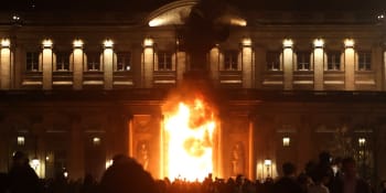 V Bordeaux hořela radnice. Při násilných protestech ve Francii bylo zraněno 149 policistů