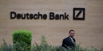 Akcie Deutsche Bank klesají, dolů táhne i konkurenci. Trh hledá slabé kusy, varuje ekonom