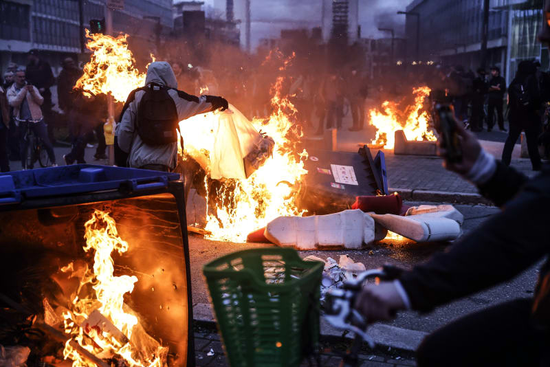 Francií zmítají nejhorší protesty. Miliony lidí chodí do ulic, odmítají přijatou důchodovou reformu. Města se topí v odpadcích, které demonstranti mnohdy zapalují.