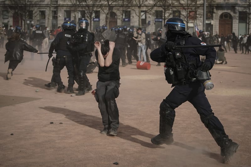 Francií zmítají nejhorší protesty. Miliony lidí chodí do ulic, odmítají přijatou důchodovou reformu. Zranění jsou mezi demonstranty i policisty.