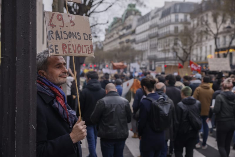 Francií zmítají protesty.