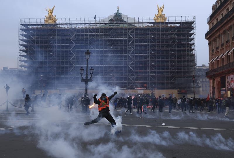 Francií zmítají nejhorší protesty. Miliony lidí chodí do ulic, odmítají přijatou důchodovou reformu. Města se topí v odpadcích, které demonstranti mnohdy zapalují.