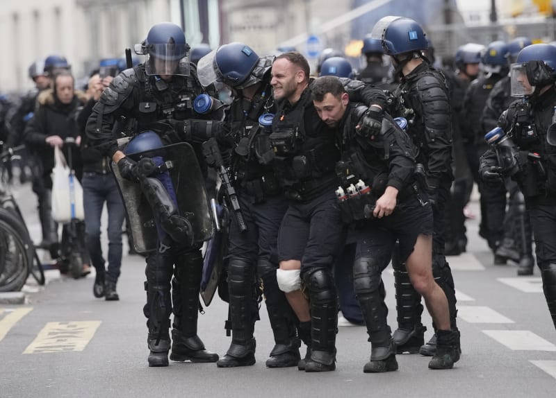 Francií zmítají nejhorší protesty. Miliony lidí chodí do ulic, odmítají přijatou důchodovou reformu. Zranění jsou mezi demonstranty i policisty.