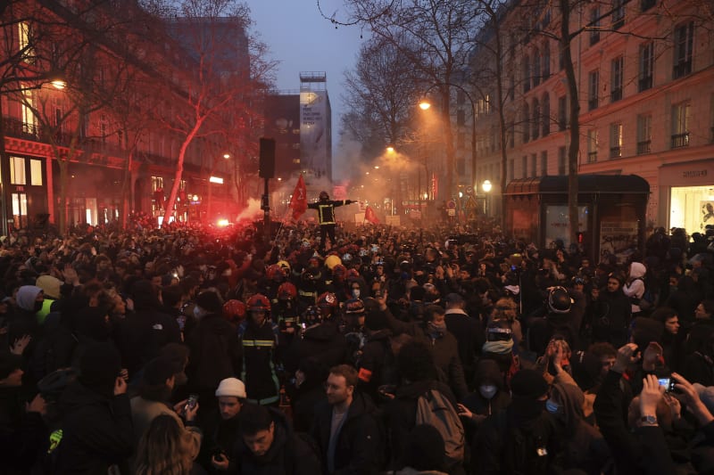 Francií zmítají protesty.