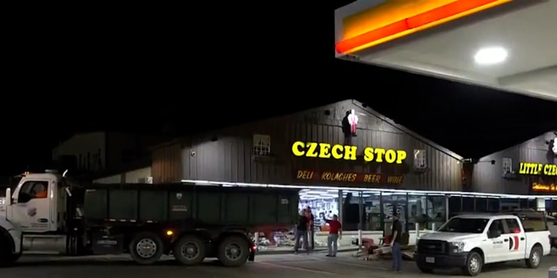 Žena tam chtěla zaparkovat, místo toho však projela výlohou obchodu Czech Stop, který prodává české lahůdky.