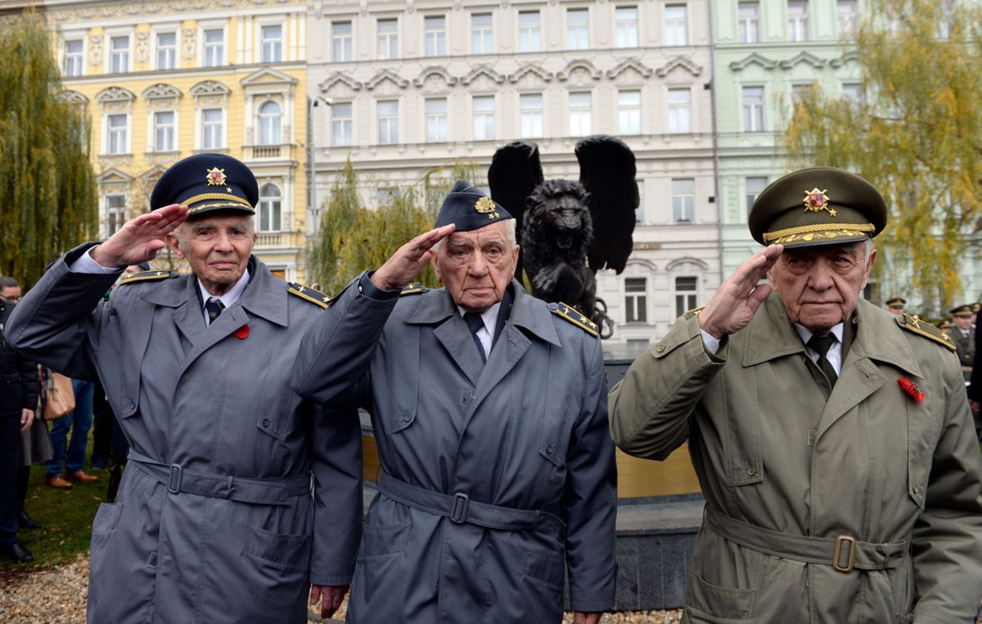 Emil Boček (uprostřed) s veterány brigádním generálem Pavlem Vranským (vlevo) a generálporučíkem Miloslavem Masopustem (vpravo)