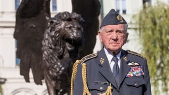 Zemřel Emil Boček, poslední český pilot RAF. Ke 100. narozeninám mu přál i Karel III.