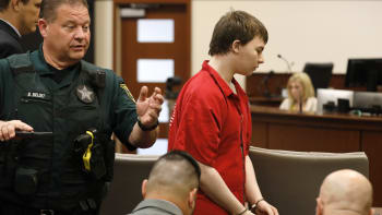 Své 13leté spolužačce zasadil 114 ran nožem. Mladík dostal doživotí, sestra oběti dojala soud