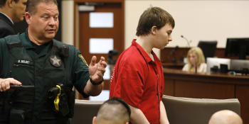 Své 13leté spolužačce zasadil 114 ran nožem. Mladík dostal doživotí, sestra oběti dojala soud