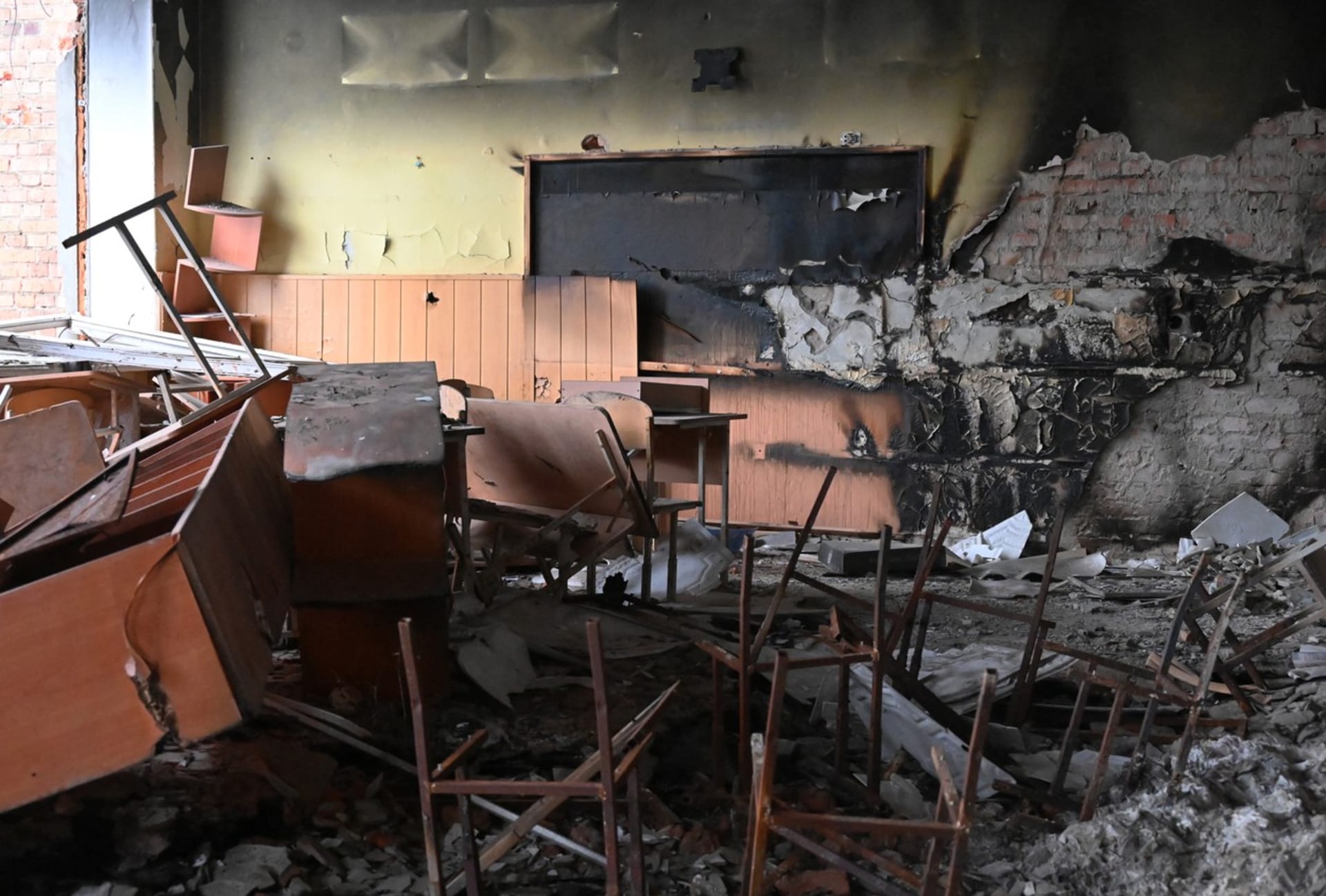 Rusové zničili školu v Izjumu.