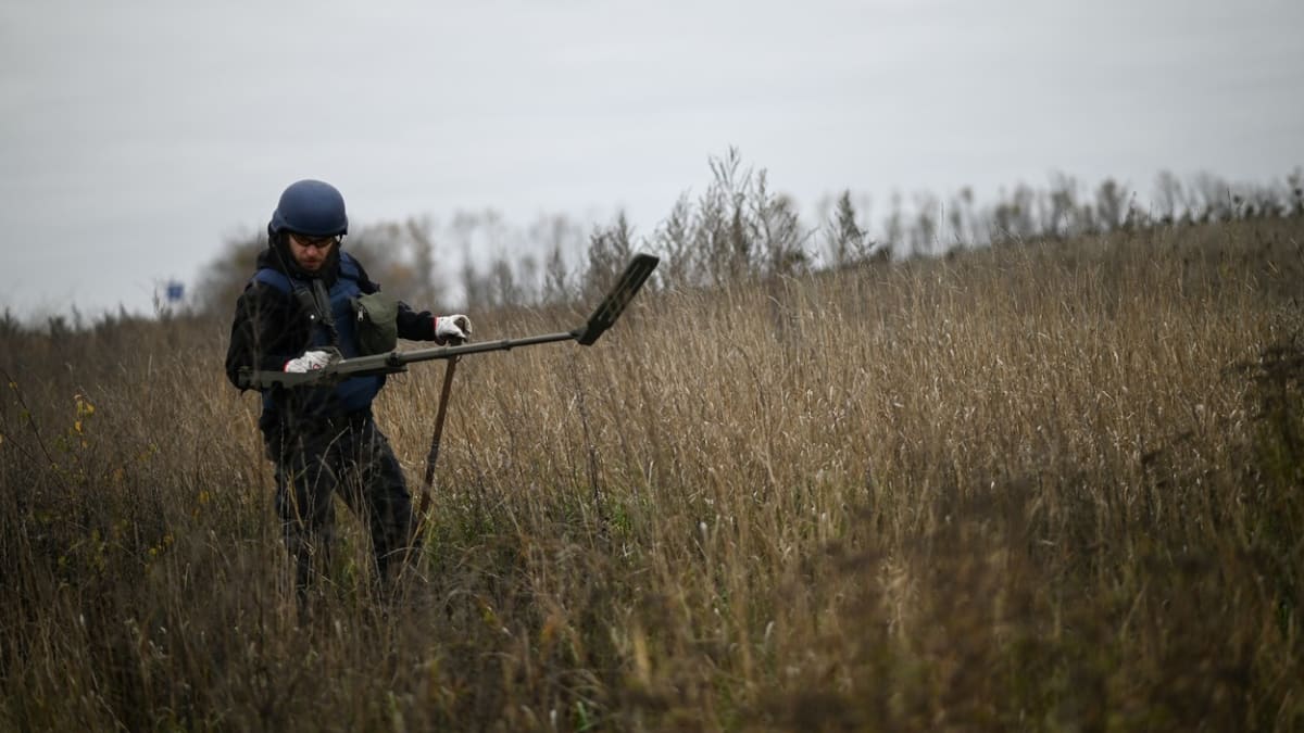 Ukrajinci v Izjumu pročesávají oblast a likvidují miny, které po sobě nechali ruští okupanti.