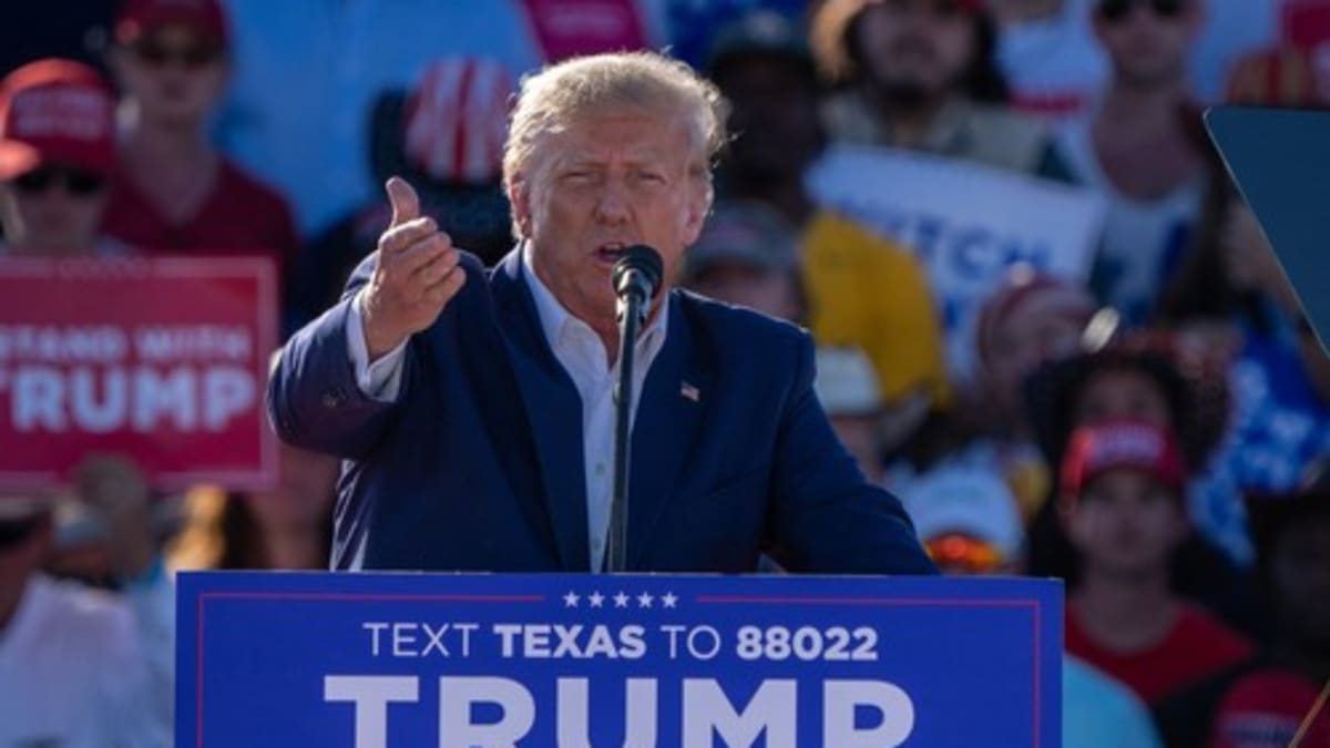 Trump na prvním mítinku kampaně kritizoval vyšetřování, kterým čelí