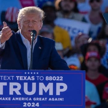 Trump na prvním mítinku kampaně kritizoval vyšetřování, kterým čelí