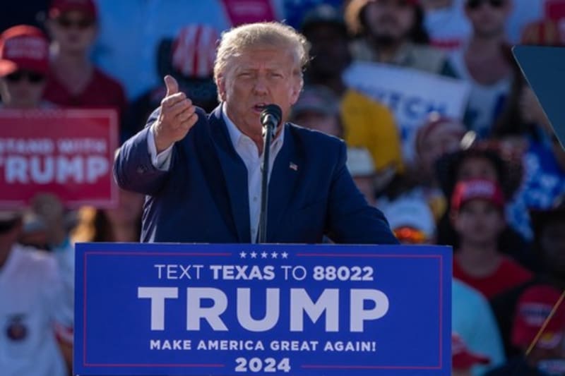 Donald Trump na prvním mítinku kampaně kritizoval vyšetřování, kterým čelí.