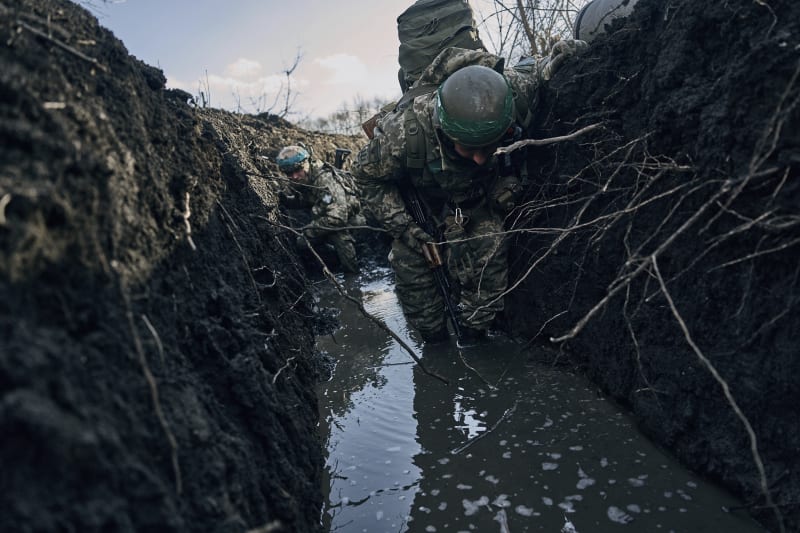 Ukrajinští vojáci v bahnitých zákopech u Bachmutu