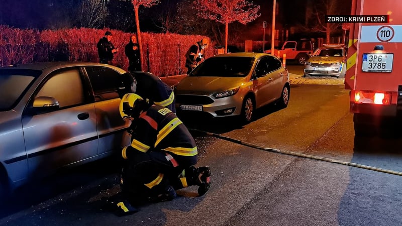 Strach v Plzni: Žhář zapaluje auta s ukrajinskými značkami. Tvrdě ho potrestejte, žádají lidé