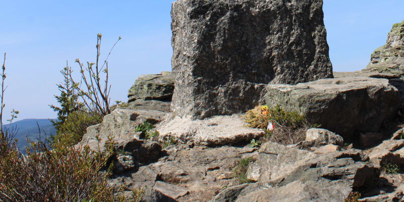 Památník z éry nacismu u rozhledny Štěpánka v Jizerských horách vzbuzoval kontroverze a 25. března byl zničen.