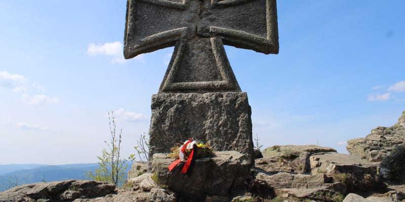 Památník z éry nacismu u rozhledny Štěpánka v Jizerských horách vzbuzoval kontroverze a 25. března byl zničen.