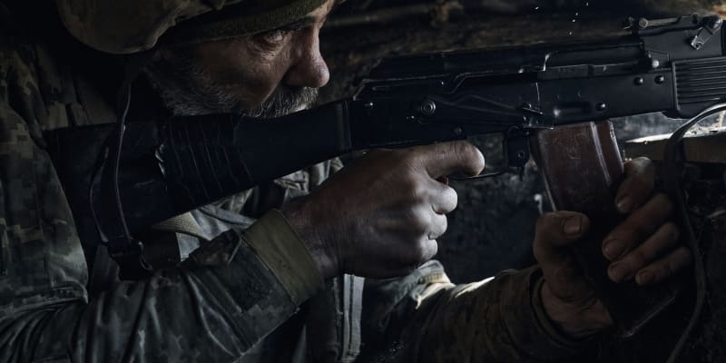Ukrajinský voják u Bachmutu střílí z pěchotní zbraně.