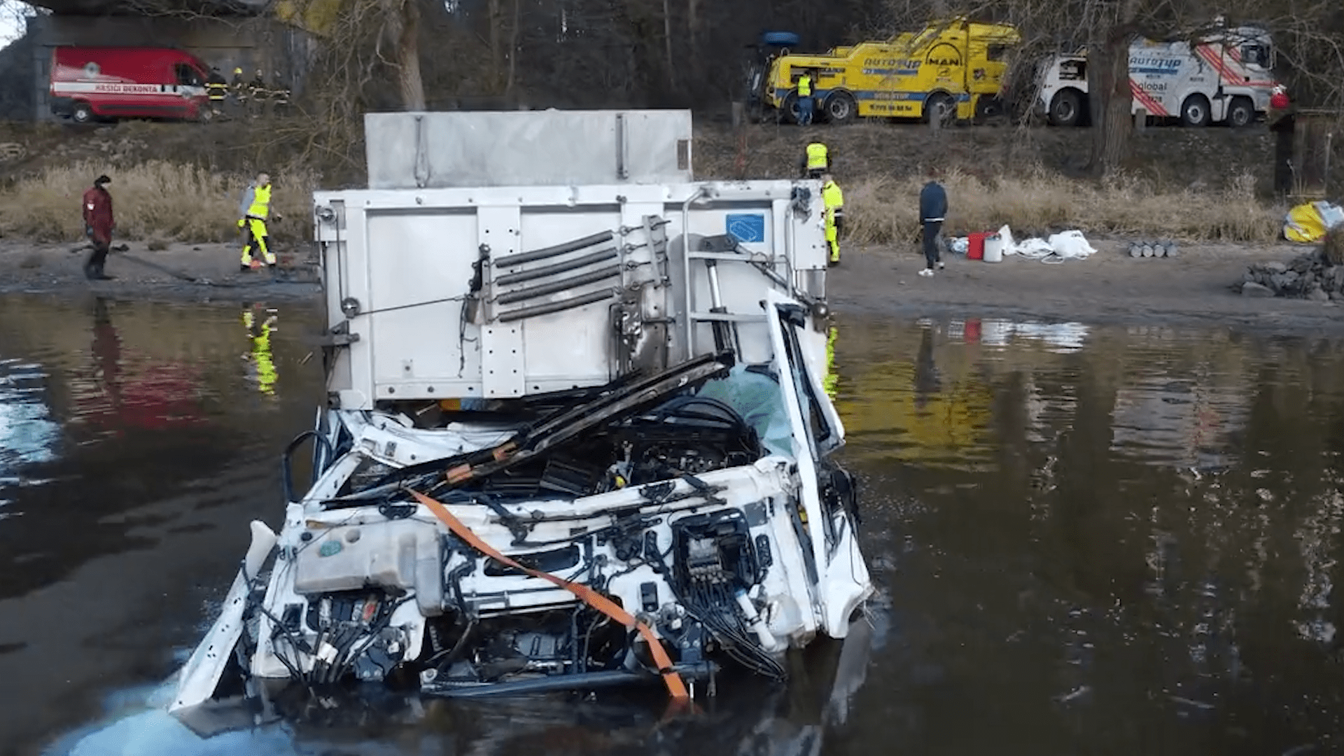 Řidič nákladního auta sjel v pondělí po nárazu do svodidel na mostě u obce Svatý Jan na Příbramsku do Slapské přehrady.