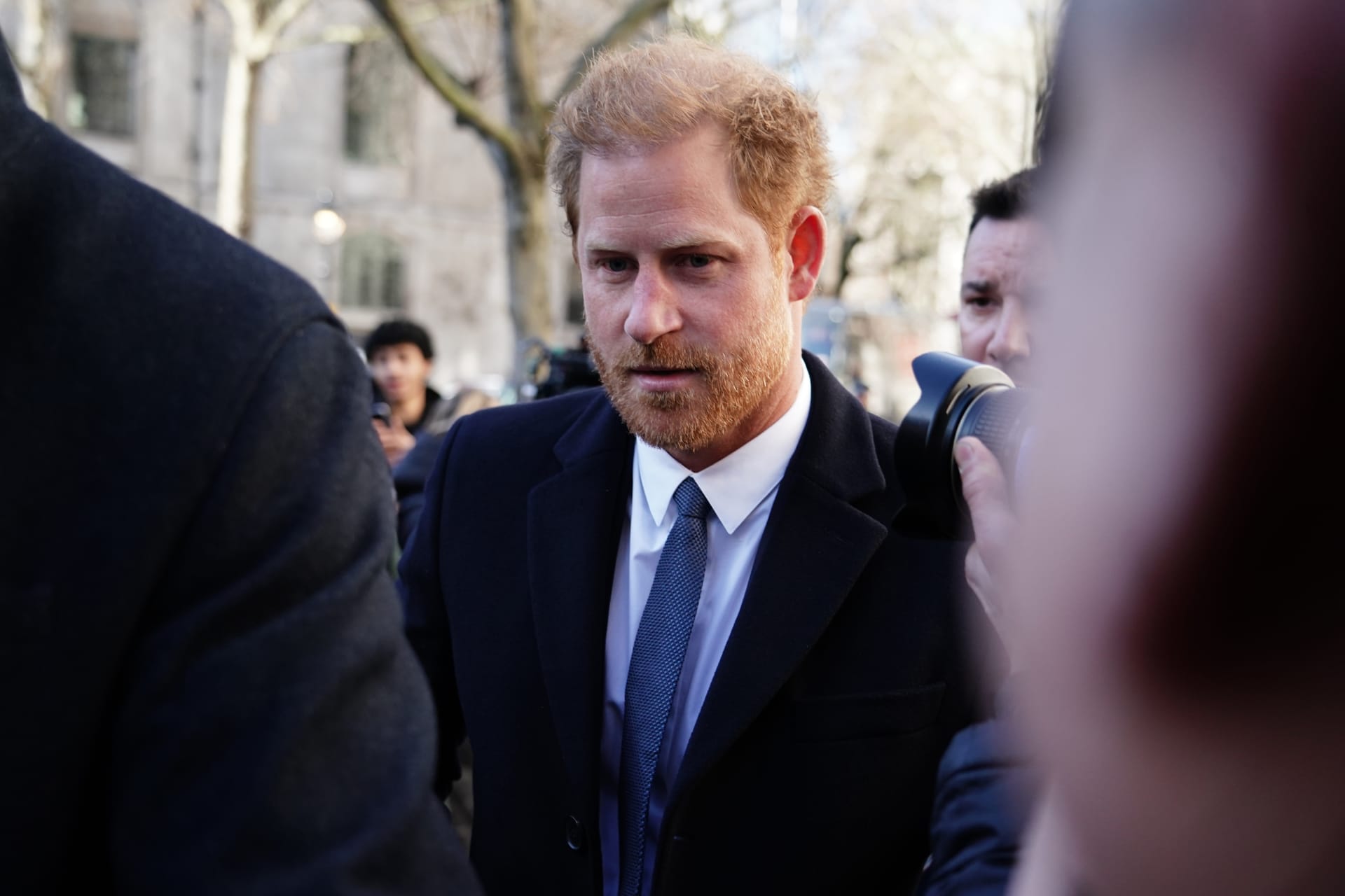 Britský princ Harry se 27. března nečekaně dostavil k londýnskému vrchnímu soudu.