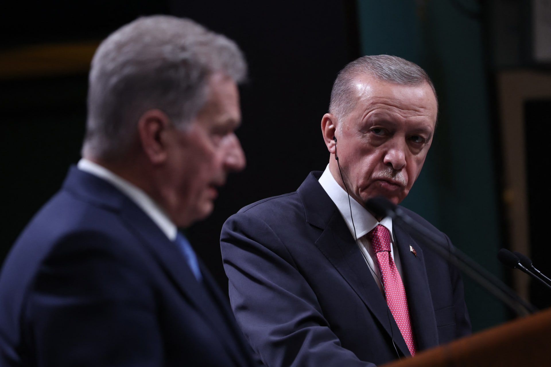 Pohled, který Recep Erdogan věnoval při setkání finskému prezidentovi Sauli Niinistovi, je typický pro jeho postoj k Západu.