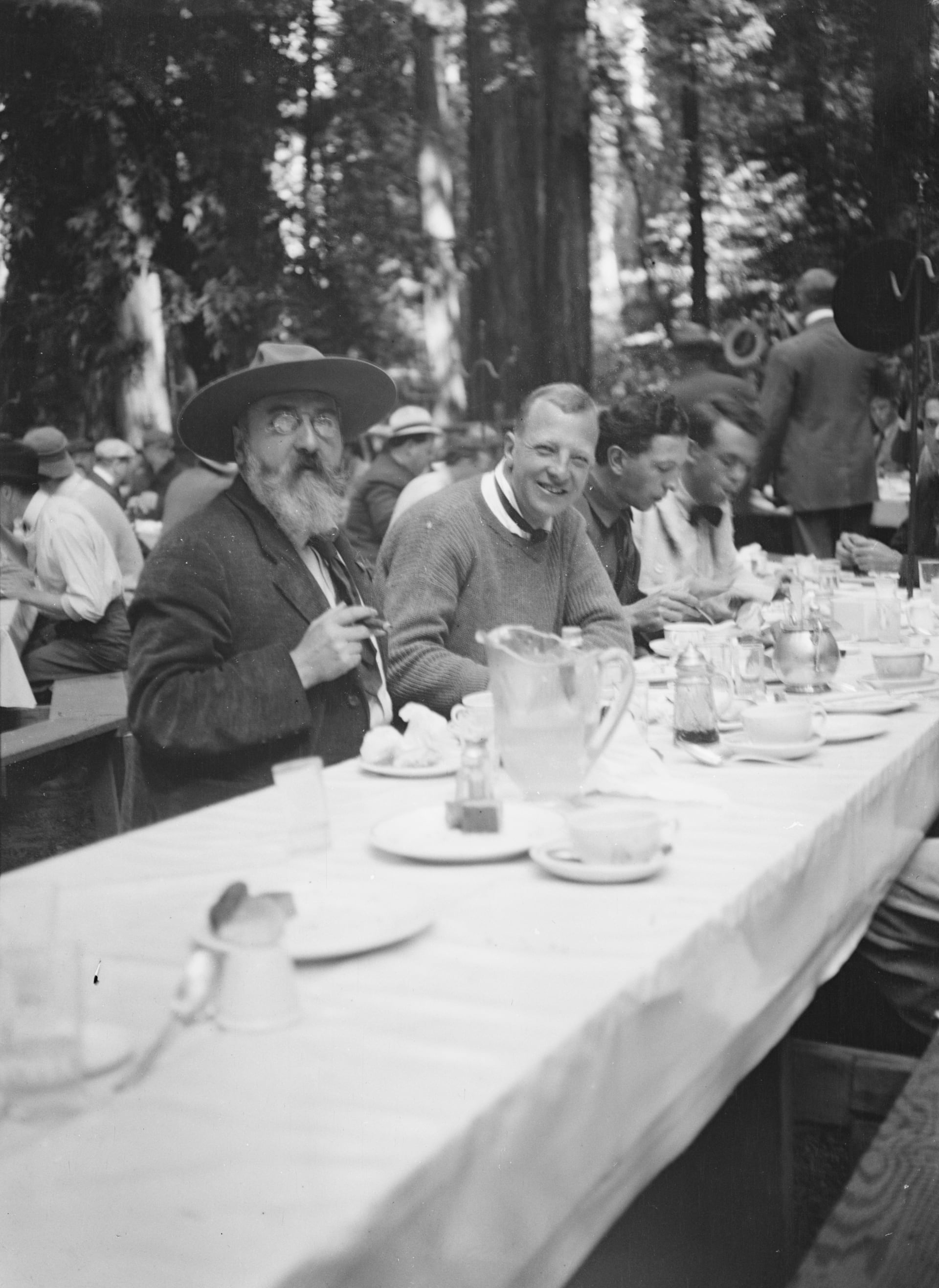 Setkání členů tajné společnosti Bohemian Club na tradičním místě Bohemian Grove (někdy mezi lety 1896 a 1911)