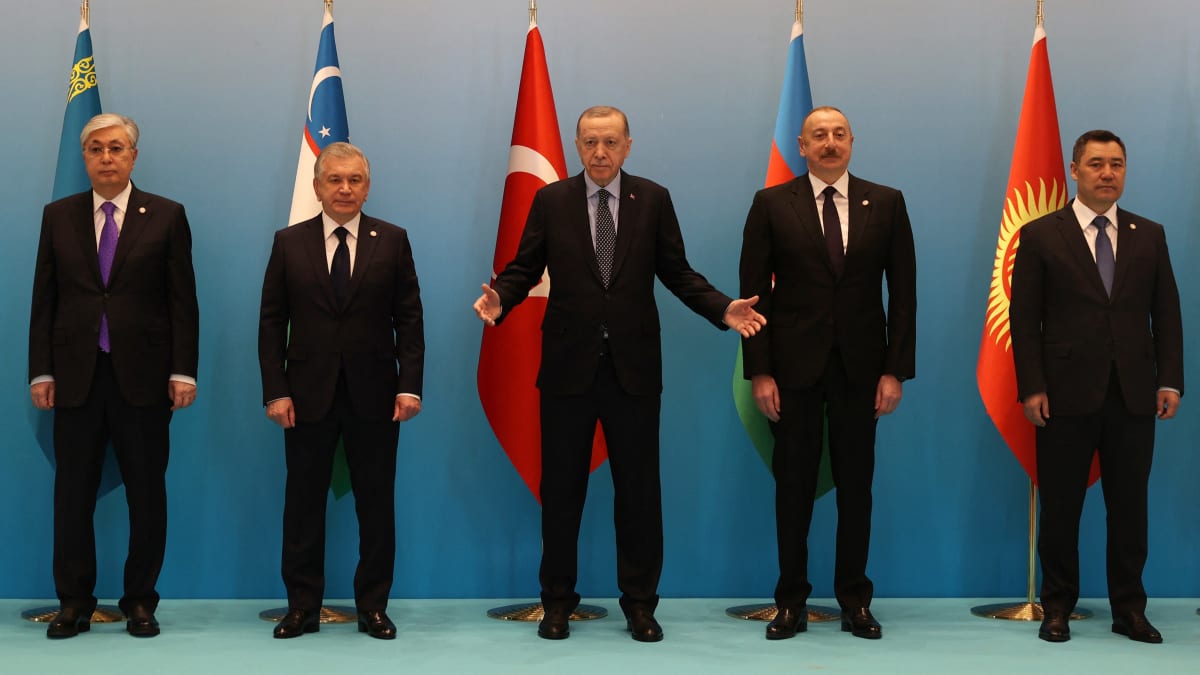 Recep Tayyip Erdogan (uprostřed) ve své oblíbené roli: Jako muž, který ostatní řídí.