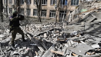 Ruští vojáci utíkali od výbuchu jen ve spodním prádle. Ukrajinci v Melitopolu zasáhli kasárny