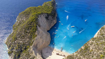 Rána pro turisty i místní. Světoznámá pláž v Řecku zůstane uzavřená, podle úřadů je nebezpečná
