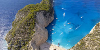 Rána pro turisty i místní. Světoznámá pláž v Řecku zůstane uzavřená, podle úřadů je nebezpečná