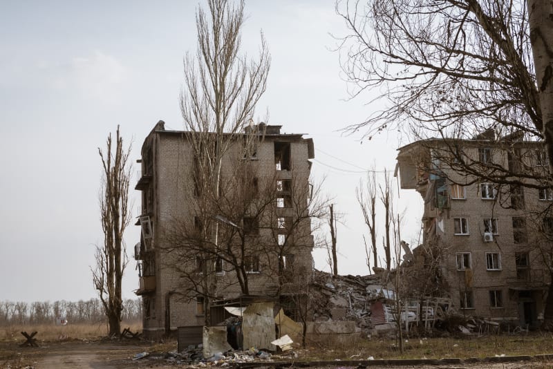 Ruské ostřelování zničilo obytné domy v Avdijivce. (23. 3. 2023)