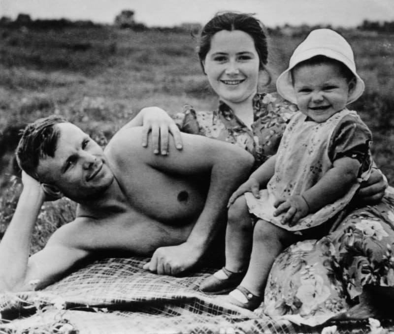 Jurij Gagarin se svou ženou Valentinou a dcerou Jelenou