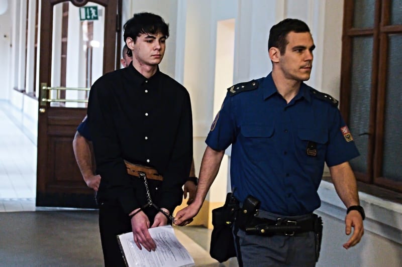 Robert Rous (vlevo) přichází na jednání Krajského soudu v Brně, 27. března 2023. Podle obžaloby pobodal dvě ženy a muže. Jedna z žen zranění nepřežila.